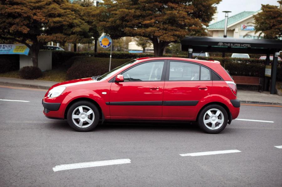  Kia Rio Hatchback 2005 года  (фото 11 из 39)